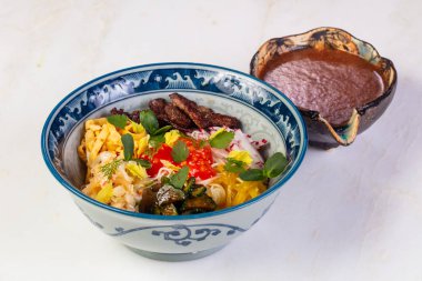 Sos ve otlar ile Yengeç poke