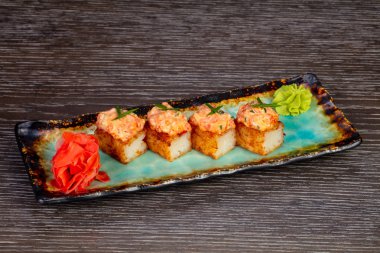 Gevrek pirinç ton balığı ve wasabi ile rulo