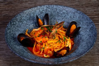 Shrump ve kelepçeler ile lezzetli kırmızı spagetti