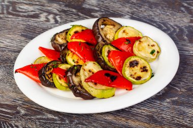 Lezzetli ızgara patlıcan, kabak, biber