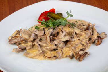 Lezzetli kızarmış Sığır straganof salatası ile