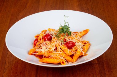 Lezzetli penne makarna domates ile