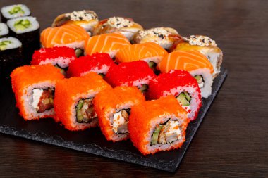 Lezzetli Philadelphia ve California Marine zencefil ve wasabi ile ayarlayın