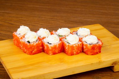 Lezzetli umi krem peynir ile üst alır.