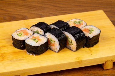 Salatalık ile lezzetli baharatlı rulo