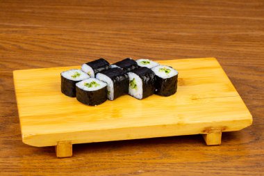 İştah açıcı salatalık sushi roll seti