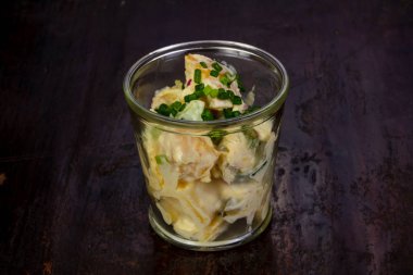 Sos ve yeşil soğan ile haşlanmış patates