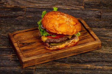 Taze sıcak burger sığır eti, peynir ve kırmızı soğan
