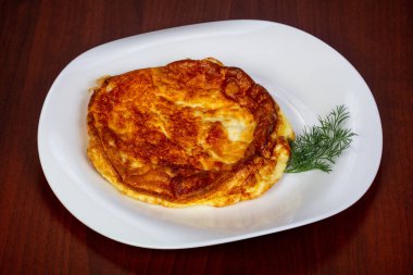 Dereotu omlet plaka servis