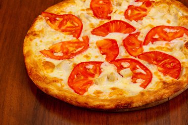 Tavuk, peynir ve domates Pizza