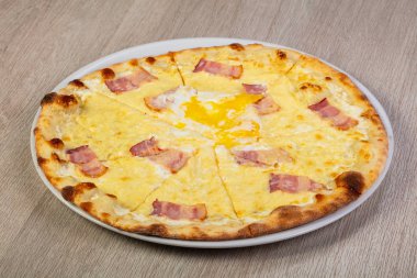 Pizza carbonara pastırma ve yumurta ile