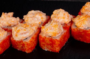 Japonca rulo ile pirinç pişmiş