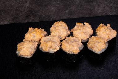 Japon baharatlı suşi ve rulolar