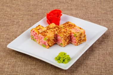 Tobiko ve avokado ile rulo