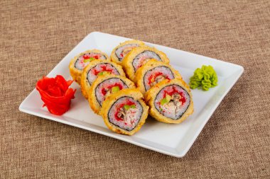 Yengeç eti ile tempura rulo