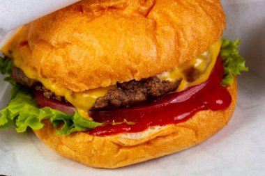 Burger peynir ve Dana pirzola ile