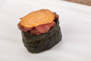 Soslu baharatlı gunkan suşisi.