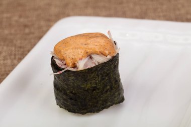 Soslu baharatlı gunkan suşisi.