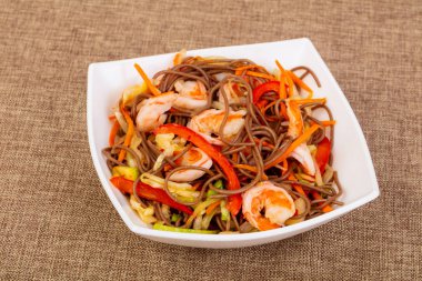 Soba noodle karides, sebze ve baharatlar ile