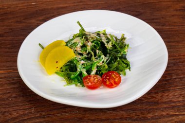 Susam ve sos chukka salatası