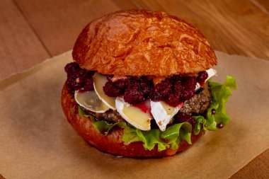 Sığır eti ve brie peynirli burger