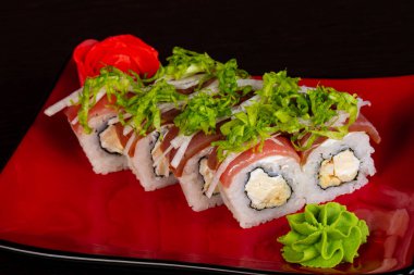 Ton balığı ve krema ile Japon rulo