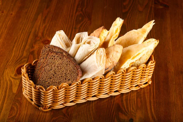 Ahşap arka plan üzerinde beyaz ekmek çeşitler