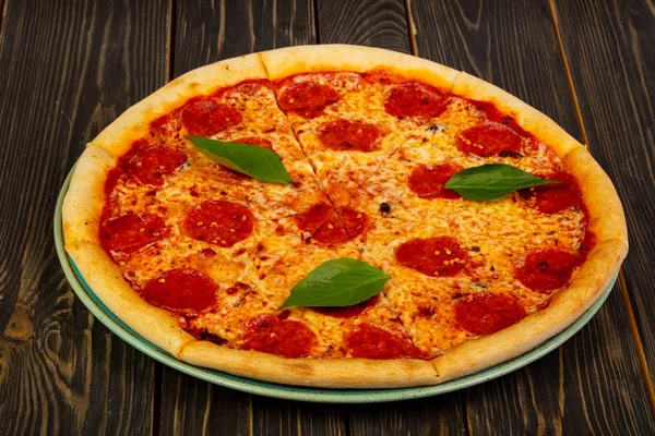 Горячая Пицца Пепперони Подают Листья Базилика — стоковое фото
