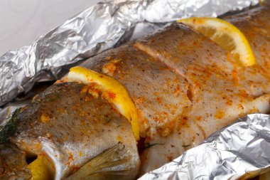 Domates ve Kenneth'in kızarmış alabalık