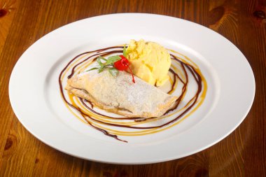 Apple strudel dondurma ile