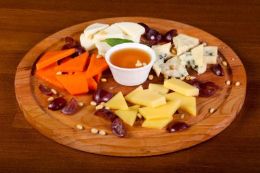 Peynir tabağı ile bal ve sedir fındık