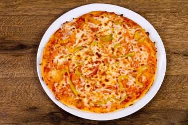 Pizza sarı dolmalık biber ile