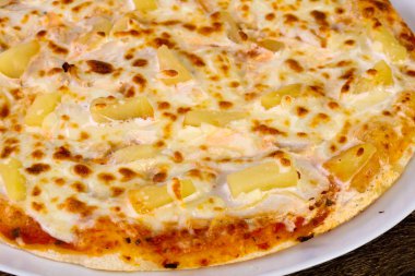 Ananas pizza peyniri ile
