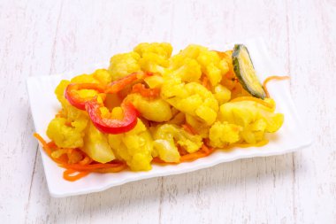 Salatalık ve havuç ile lahana turşusu sarı karnabahar