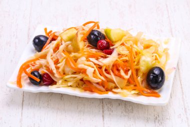 Kabın içinde geleneksel fermente lahana lahana turşusu