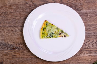 Pesto ve peynirli pizza