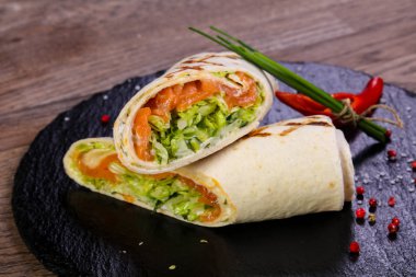 Somon soğan ve kırmızı biber servis tortilla rulo