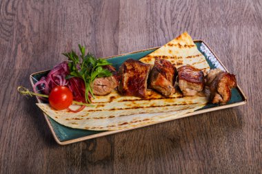 Domuz kebap Barbekü otlar ve ekmek servis