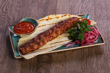 Domuz kebap et sosu ve ekmek ile