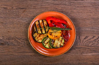 Izgara sebze tabağı karışımı.