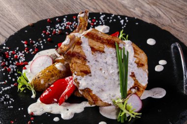 Peynir soslu domuz eti sebze devam eder.