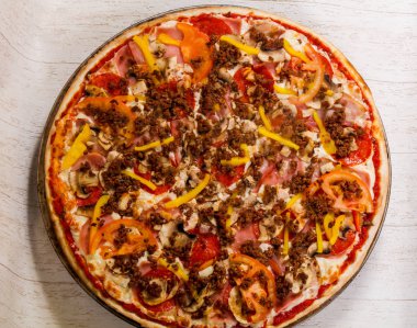 Kıyılmış et ve sebze pizza