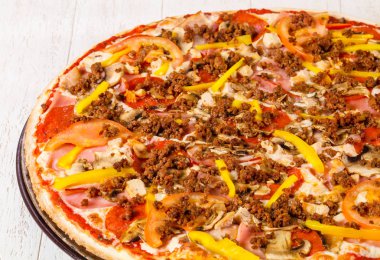 Kıyılmış et ve sebze pizza