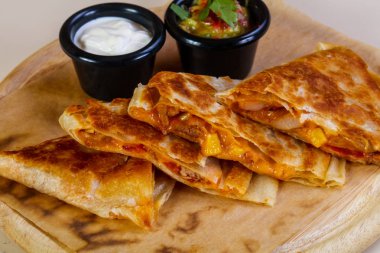 Quesadilla tavuk ve peynir ile