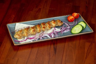 Tavuk kebabı soğan ve beyaz ekmek