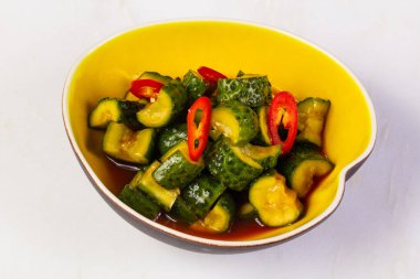 Asya kase içinde salatalık Marine