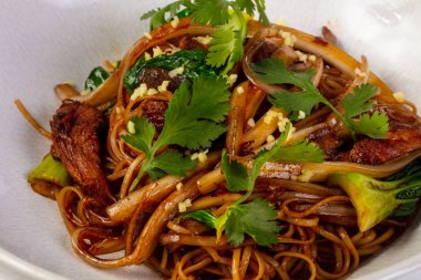 Yumurta noodle istiridye sosu ile