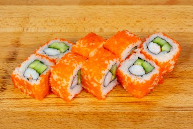 Karides ve tobiko ile rulo