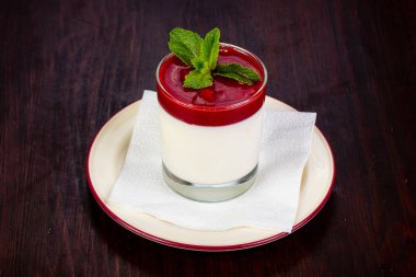 Nane yaprakları hizmet Panacott tatlı