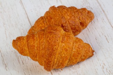 Lezzetli geleneksel pişmiş Fransız kruvasan